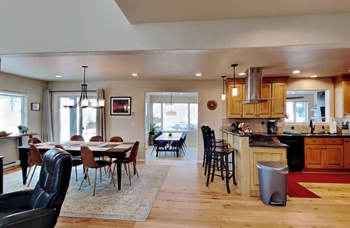 Corinthian Hills House | Mountain Escape: Sunshine, Hot Tub Soaks & Strolls — Dillon Lake Days Await!