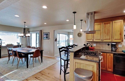 Corinthian Hills House | Mountain Escape: Sunshine, Hot Tub Soaks & Strolls — Dillon Lake Days Await!