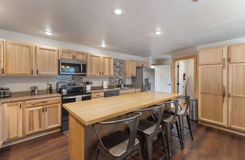 Black Hawk House | Mountain Escape w Hot Tub,Games &Views! Sleeps 12!