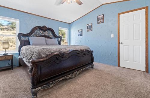 Canon City House | Mountain Farm Stay, Alpacas and Views, Royal Gorge 15min