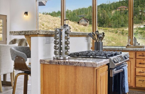 Innsbruck Val Moritz House | Mountain Home: Hot Tub, Views, Chef's Kitchen, Pet-Friendly. Unforgettable Stay!
