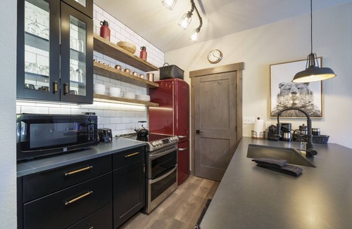 Coyne Placer Valley Condo | Mountain-Industrial Getaway - Close to Town! Easy shuttle access