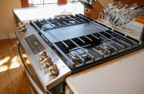 Canon City House | Mountain Jungalow on Main Street, 3 min walk to Royal Gorge Train