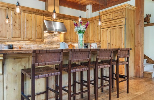 Intermountain Ski Chalet | MOUNTAIN MODERN LUXURY CHALET Hot tub, free bus, deck, 4 car parking & fire pit!