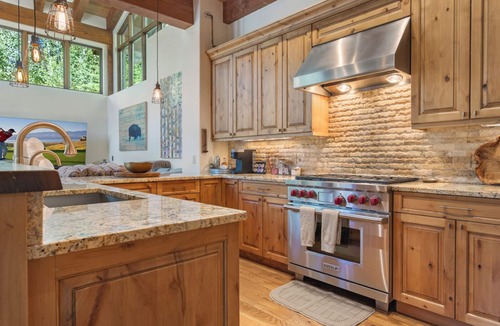 Intermountain Ski Chalet | MOUNTAIN MODERN LUXURY CHALET Hot tub, free bus, deck, 4 car parking & fire pit!