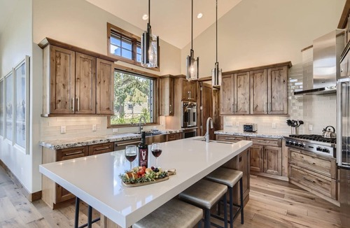 The Highlands House | Mountain Modern. Views! Hot Tub!