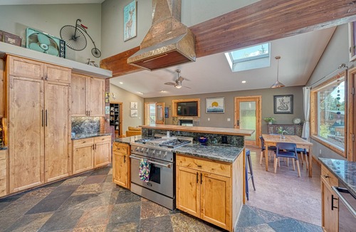 Leadville North House | Mountain Oasis/Artistic Retreat w/Spa & Patios