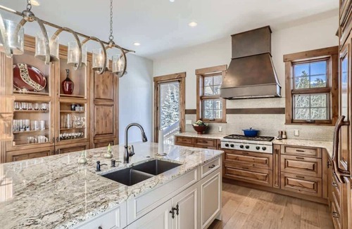 Three Peaks House | Mountain Oasis Family 7 bedroom home with Hot tub!