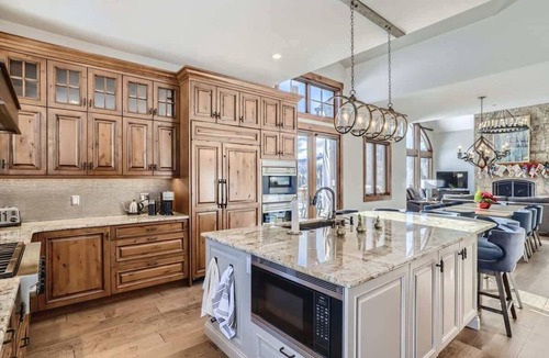 Three Peaks House | Mountain Oasis Family 7 bedroom home with Hot tub!