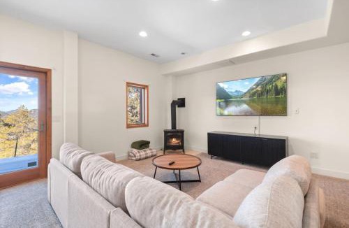 Pleasant Park Corridor House | Mountain Retreat Sleeps 10 with Pool Table and Arcade