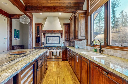 Edwards House | Mountain retreat with hot tub, fully stocked kitchen & great views