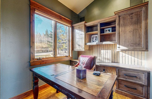 Edwards House | Mountain retreat with hot tub, fully stocked kitchen & great views