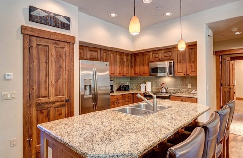 Christie Heights House | Mountain Thunder Condo- 7 Minute Walk to Main Street with Hot Tub, Pool & Sauna