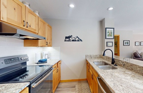 Wildernest Condo | Mountain-view condo with great balcony & grill - bus to slopes