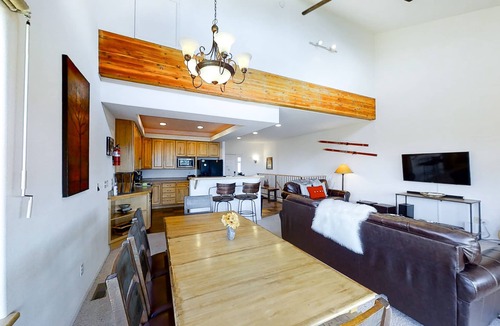 Fraser Condo | Mountain-view condo on the shuttle route with 2 decks & WiFi