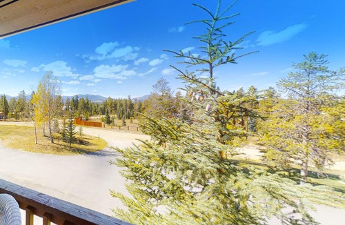 Fraser Condo | Mountain View Condo w/3 Balconies, Gas Fireplace, Shared Hot Tub & Ski Shuttle