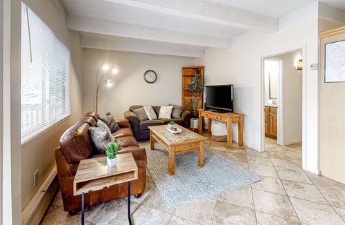 Frisco Condo | Mountain-View Gem - Ground Floor with Shared Pool & Hot Tub - Walkable Locale