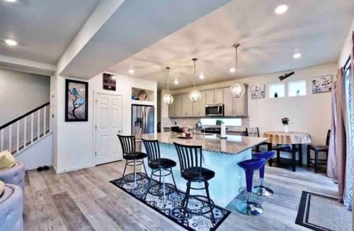 Aurora House | Mountain View house with, Jacuzzi, 5 beds 3.5 bath near Airport