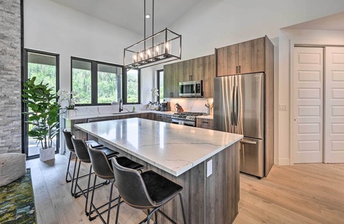 Oak Creek House | Mountain-View Oak Creek Paradise w/Hot Tub!
