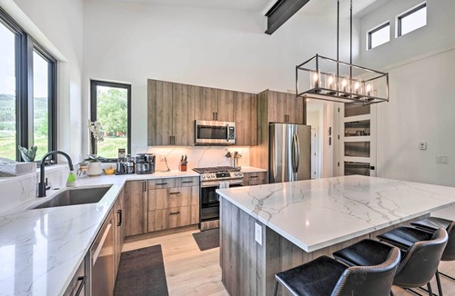 Oak Creek House | Mountain-View Oak Creek Paradise w/Hot Tub!