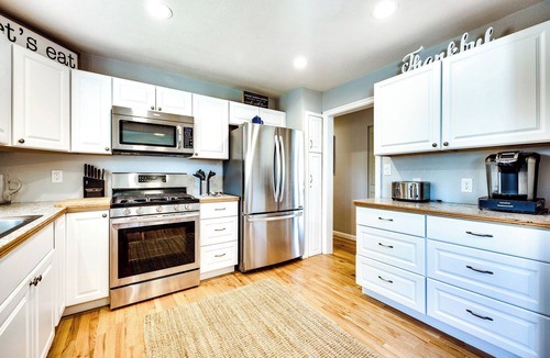 Security-Widefield Apartment | Mountain-View Home Near Cave of the Winds!