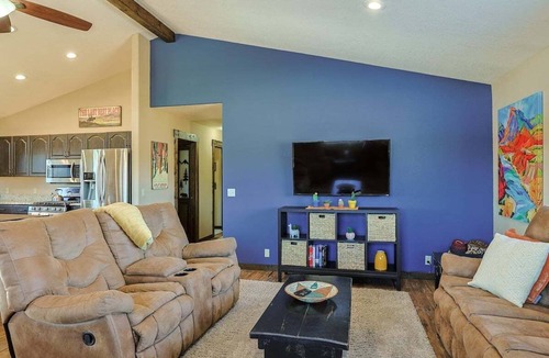 Lake Hatcher Park Cabin | Mountain Views! Cozy, Modern Home in Great Location