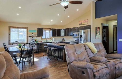 Lake Hatcher Park Cabin | Mountain Views! Cozy, Modern Home in Great Location