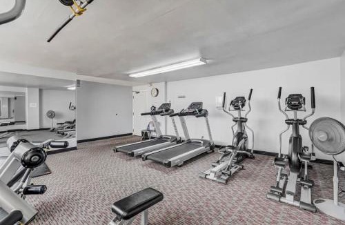 Southeast Colorado Springs Apartment | Mountain Views From L-Shaped Terrace