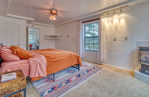 Lincoln Park Other | Mountain Views & Modern Amenities