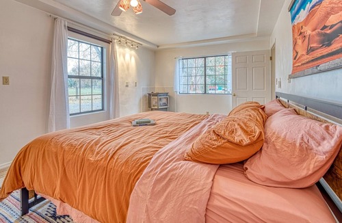 Lincoln Park Other | Mountain Views & Modern Amenities