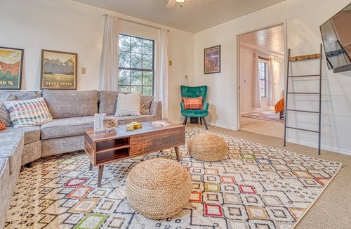 Lincoln Park Other | Mountain Views & Modern Amenities