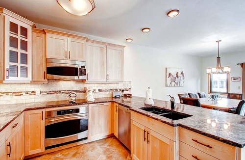 Four O'Clock House | Mountaineer #M-1: Ideal Location - Ski-In/Ski-Out - Private Outdoor Hot Tub