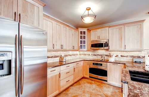 Four O'Clock House | Mountaineer #M-1: Ideal Location - Ski-In/Ski-Out - Private Outdoor Hot Tub
