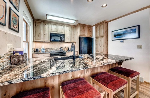 Frisco House | Mountainside 673 is a recently updated 4 bedroom private home located within Mountainside so you have access to the clubhouse but you do not share walls with anyone else.