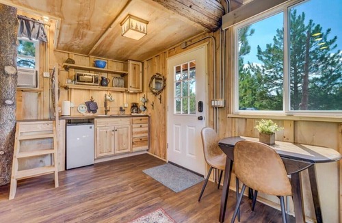 Larkspur Cabin | Mountainside Tree House Retreat