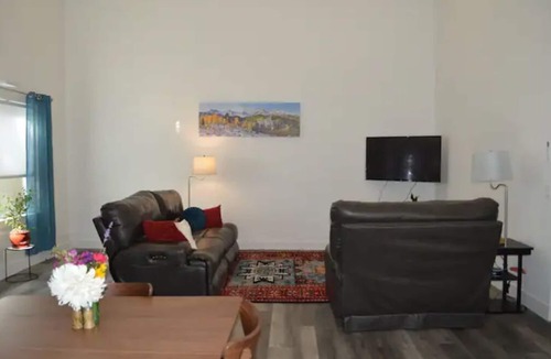 Arvada Cottage | Movies in the Mountains Guest House