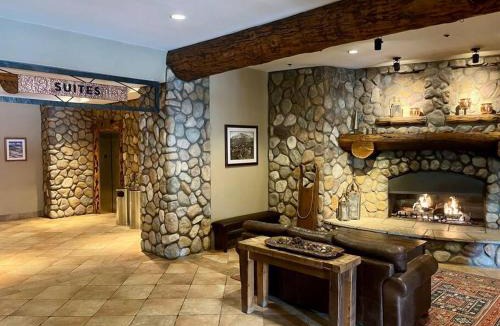 Crested Butte Apartment | MT CB Mountain Side with King Bed, Hot Tub, Pool & Kitchen!