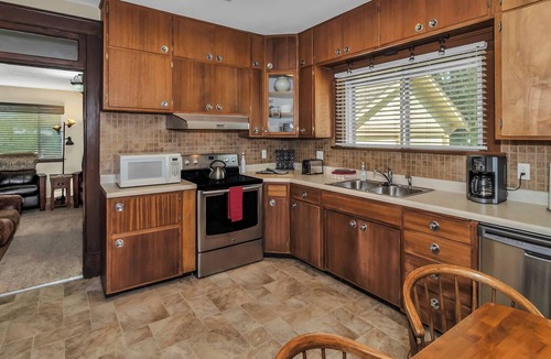 Fruita House | MTB Lovers! Downtown Fruita Bunglow! 8 Separate Beds-1/2 block from everything!