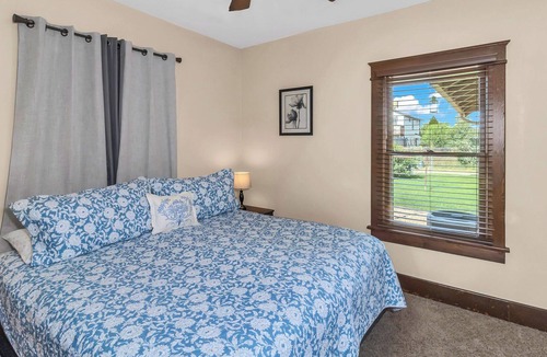 Fruita House | MTB Lovers! Downtown Fruita Bunglow! 8 Separate Beds-1/2 block from everything!