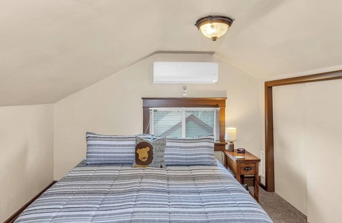 Fruita House | MTB Lovers! Downtown Fruita Bunglow! 8 Separate Beds-1/2 block from everything!