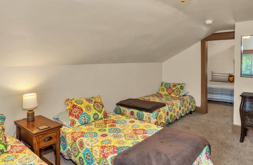 Fruita House | MTB Lovers! Downtown Fruita Bunglow! 8 Separate Beds-1/2 block from everything!