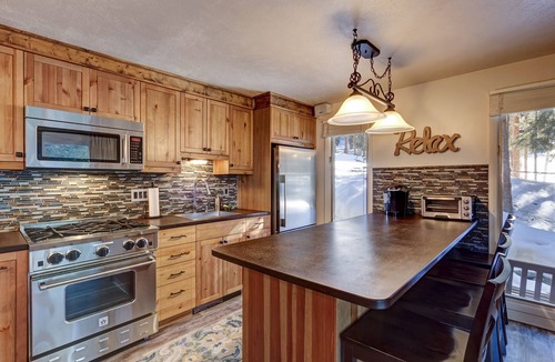 Valley of the Blue House | Mtn Getaway with VIEWS, PRIVATE HOT TUB & POSH Decor!
