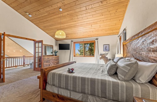 Grand View Highlands Cabin | Mtn Views! 4k SqFt! Gym! Hot tub! 4 King Ensuites+