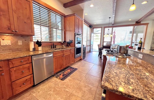Three Peaks Ski Chalet | Mtn Views Dog-Friendly Ev Charger Ski/Hike