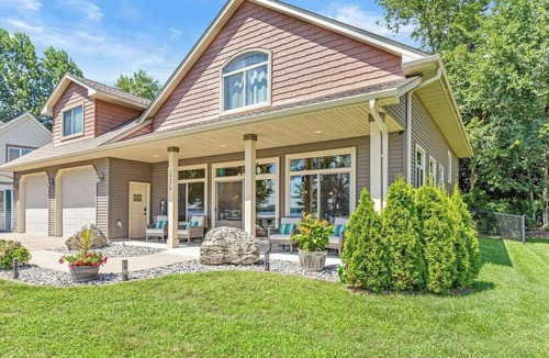 Lindstrom Cabin | Multi-generational|LARGE Lakefront|GAMEROOM