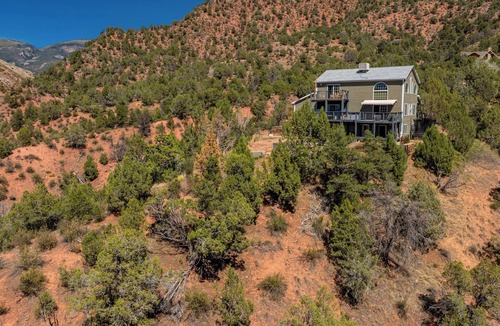 Glenwood Springs Apartment | n 2-bedroom apartment in charming Glenwood Springs with Hot Tub, AC and Heating.