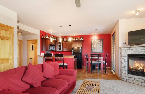 Estes Park Condo | Nakai Peak 41B - 2 Br Condo - Private Hot Tub - Lake/Mountain Views!
