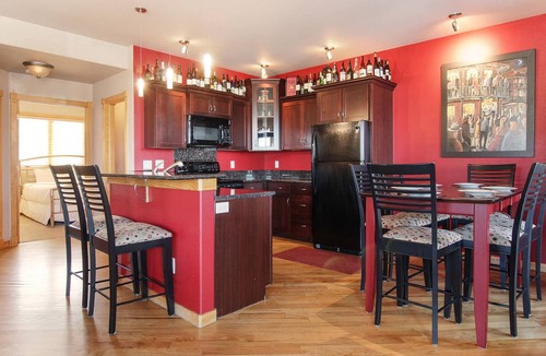 Estes Park Condo | Nakai Peak 41B - 2 Br Condo - Private Hot Tub - Lake/Mountain Views!