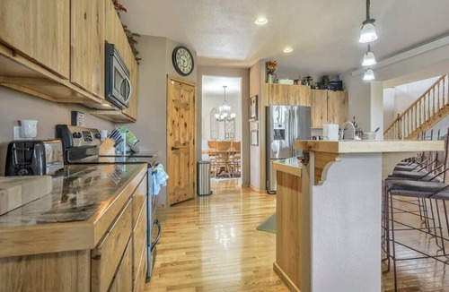 Peyton House | Nature's Oasis, 4BD Ranch Retreat, Hot tub!