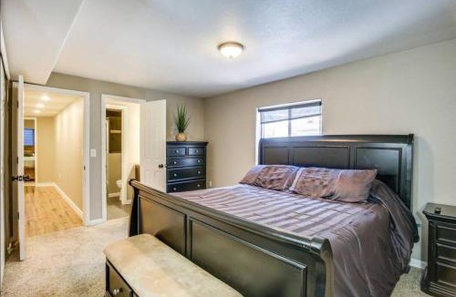 Commerce City House | Near to DIA Airport retreat And 20 Min To Downtown Denver